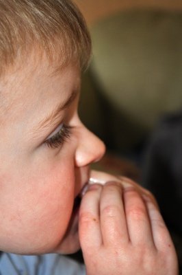 ace-eating-his-fingers-266x400